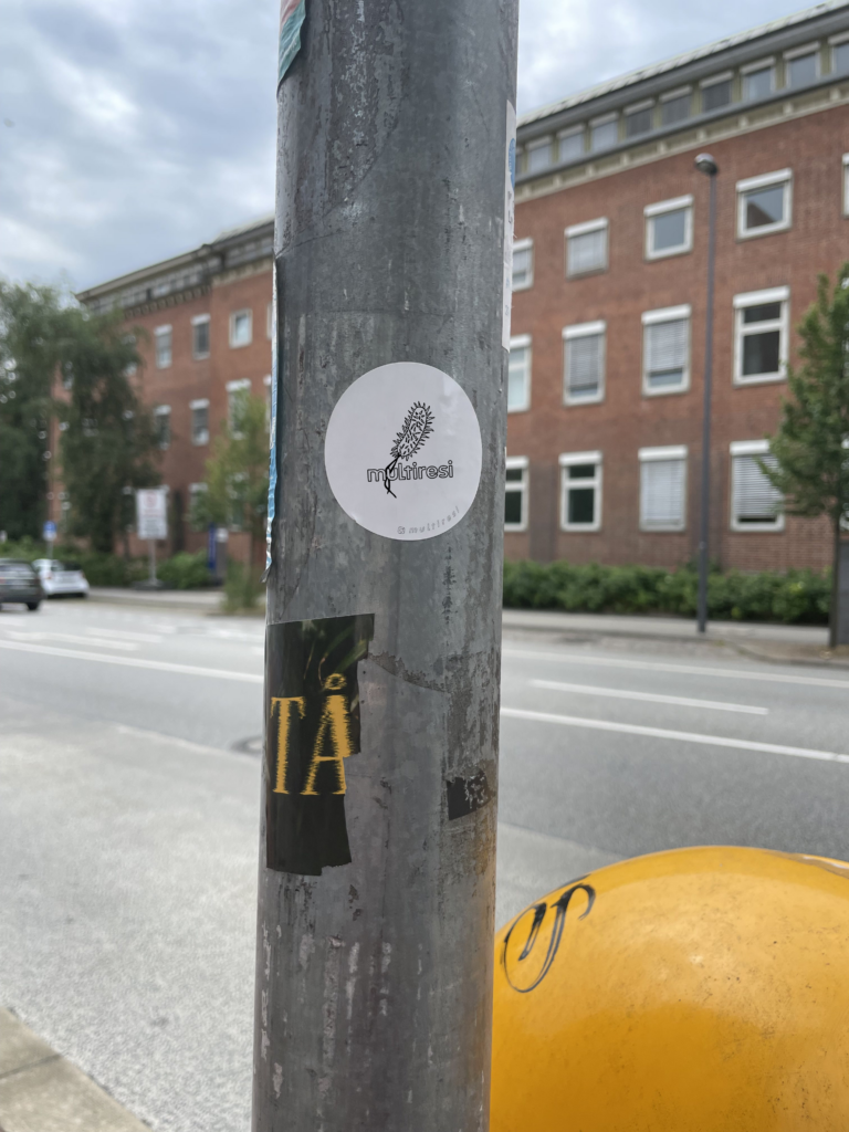 MultiResi Sticker auf einem Laternenpfeiler